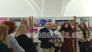El alcalde José Antonio Blasco Martínez en la exposición de arte urbano femenino en Abanilla.
