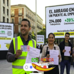 Inmigrantes con contratos indefinidos y permisos de residencia por arraigo en España frente a un centro de empleo