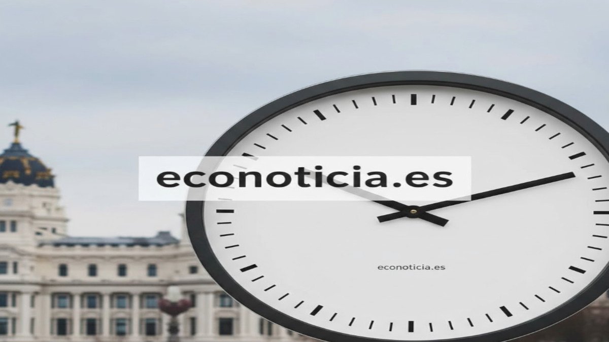 Reloj elegante sobre fondo de Madrid anunciando el cambio de hora de verano 2026 con el enlace econoticia.es.