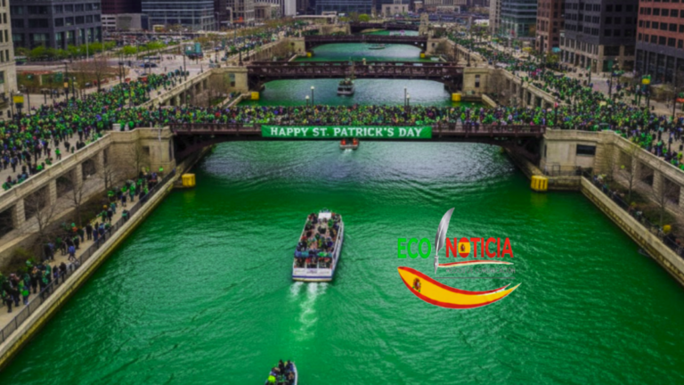El río Chicago teñido de verde esmeralda durante la celebración del Día de San Patricio con rascacielos de fondo.