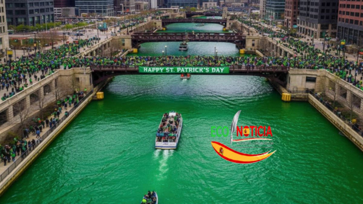 El río Chicago teñido de verde esmeralda durante la celebración del Día de San Patricio con rascacielos de fondo.