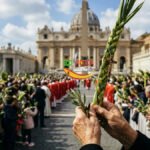 Una mujer sostiene una palma trenzada y una rama de olivo en la Plaza de San Pedro durante el Domingo de Ramos Palm Sunday con el logo de Eco Noticia.