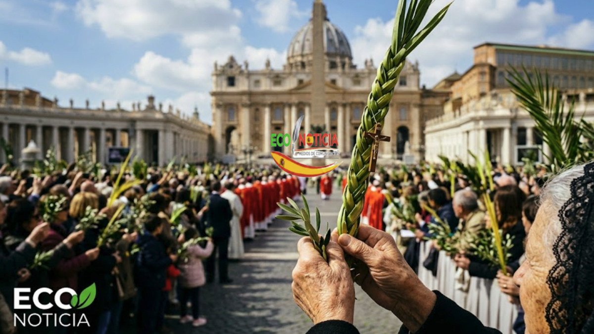 Una mujer sostiene una palma trenzada y una rama de olivo en la Plaza de San Pedro durante el Domingo de Ramos Palm Sunday con el logo de Eco Noticia.