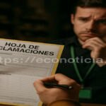 Consumidor firmando una Hoja de Reclamaciones ante un vendedor preocupado en España - ECO NOTICIA
