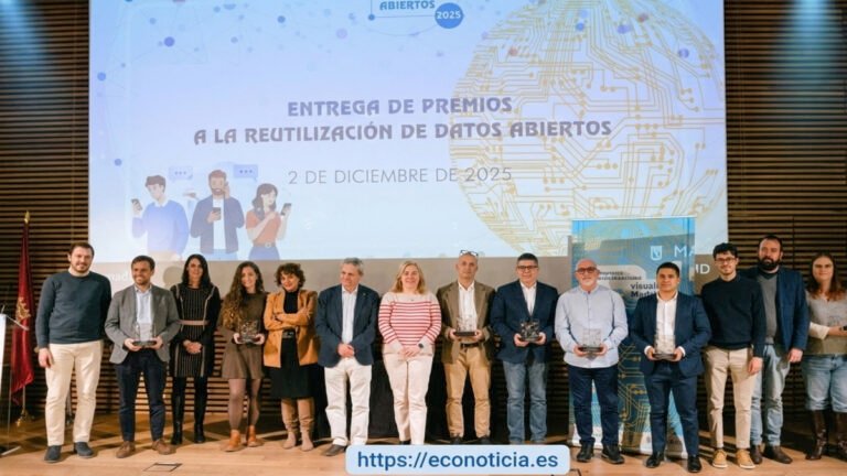 Ganadores de los Premios a la Reutilización de Datos Abiertos Madrid en el Centro Conde Duque con el logo de ECO NOTICIA.