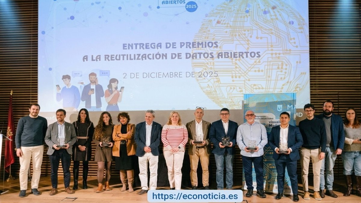 Ganadores de los Premios a la Reutilización de Datos Abiertos Madrid en el Centro Conde Duque con el logo de ECO NOTICIA.