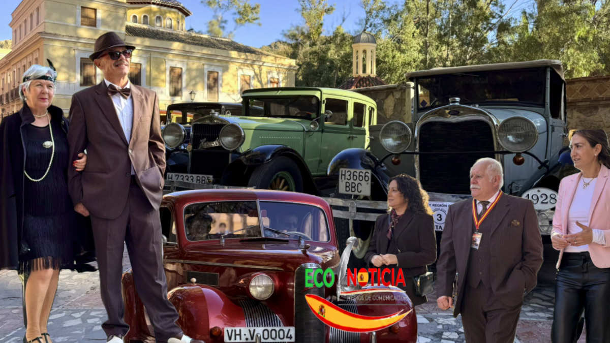 La alcaldesa Patricia Fernández junto a participantes del Rally Región de Murcia en Archena.