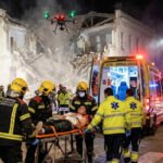 Fotografía documental del rescate dramático de menores atrapados tras el derrumbe parcial del antiguo hospital de Esparreguera. Bomberos de la Generalitat y el SEM trabajando con drones y ambulancias marked 'SEM - AMBULÀNCIA' y 'BOMBERS'.