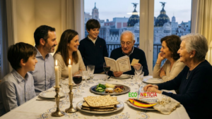 Una familia judía celebrando el Seder de Pésaj en un hogar con vistas a Madrid.