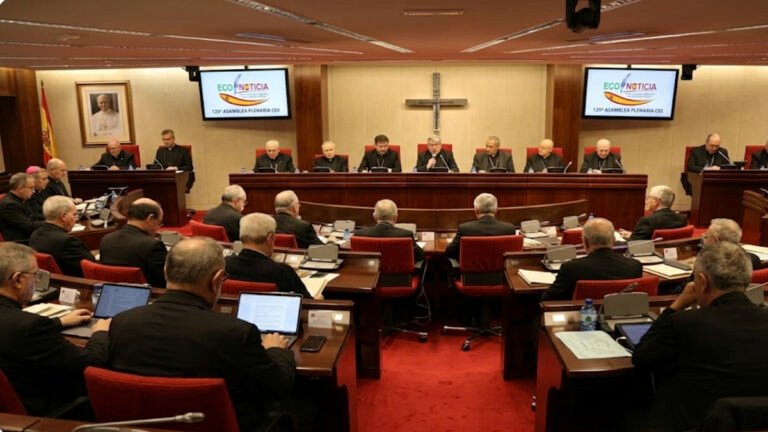 Imagen de la 129ª Asamblea Plenaria CEE en Madrid con el logo de ECO NOTICIA en las pantallas, mostrando a los obispos españoles en reunión.