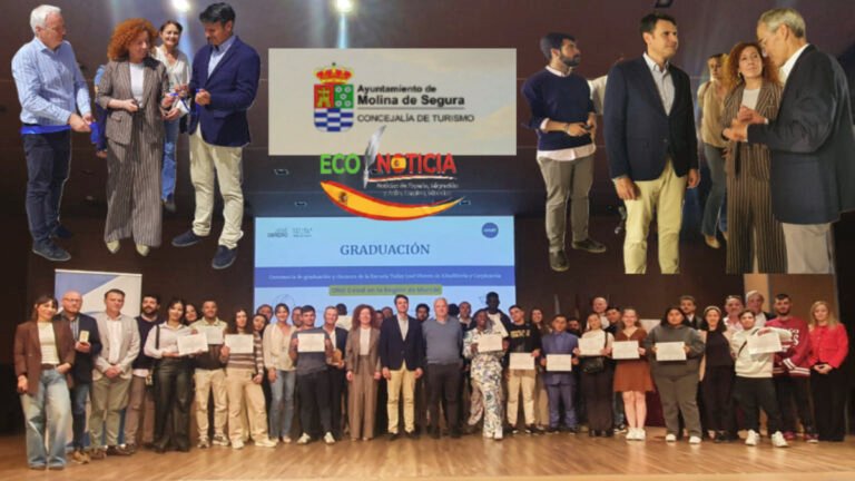 Acto de clausura y graduación de los alumnos de la Escuela Taller José Obrero en Molina de Segura con autoridades locales.