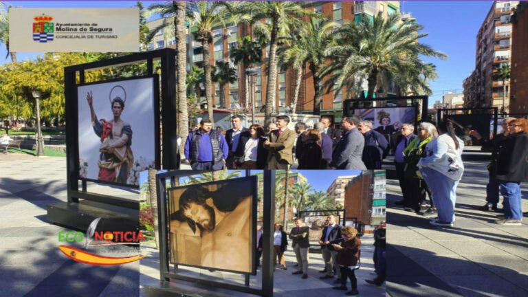Exposición de la Cultura de Molina de Segura al aire libre con imágenes de la Semana Santa en el Parque de la Compañía.