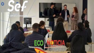Pilar Valero, directora del SEF, visitando a alumnos de los cursos gratuitos en Murcia 2026.