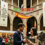 Un mercado callejero en Barcelona lleno de puestos de libros y rosas para celebrar el Día de Sant Jordi en Cataluña.