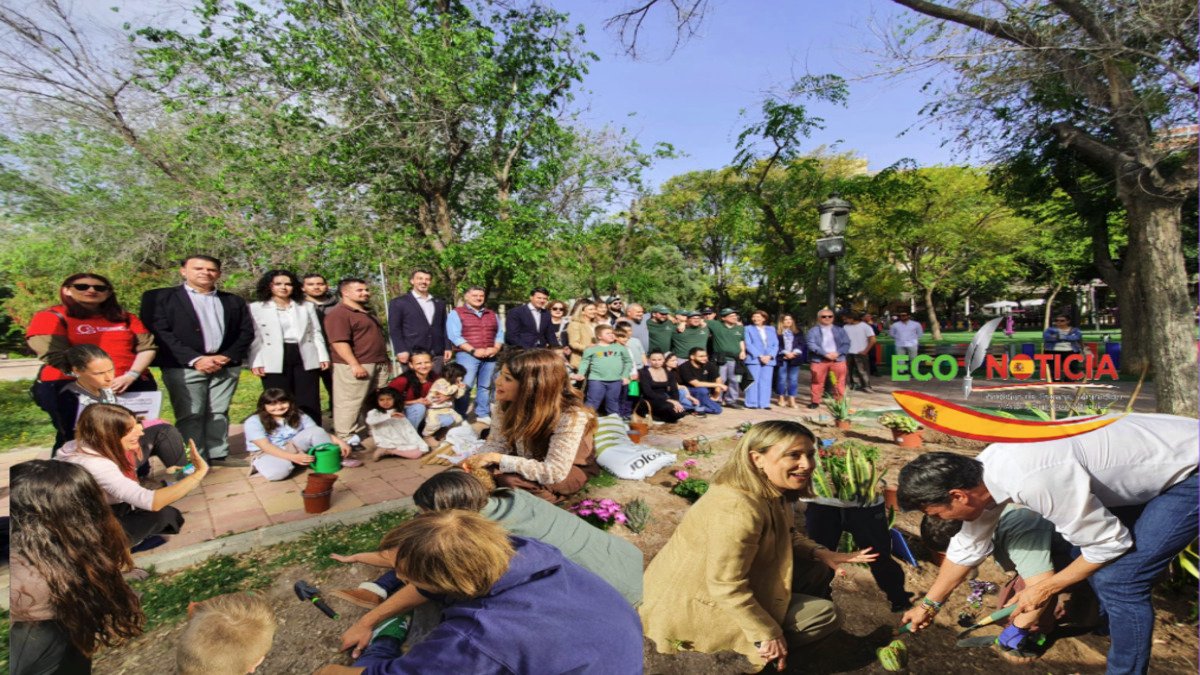 Autoridades y ciudadanos de Molina de Segura participando en la plantación colectiva del Jardín de la Diversidad.