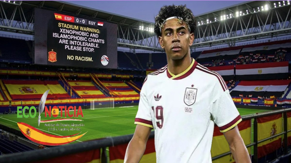 Lamine Yamal frente a un mensaje de advertencia contra la islamofobia y el racismo en el estadio durante el partido España vs Egipto.