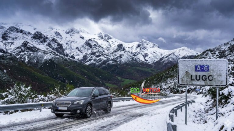Coche conduciendo por una carretera nevada durante la ola de frío en España en abril.