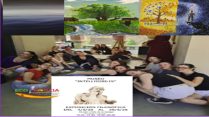 Estudiantes del IES Francisco Cascales junto al cartel de su exposición filosófica Museo Intelligibilis en Murcia.