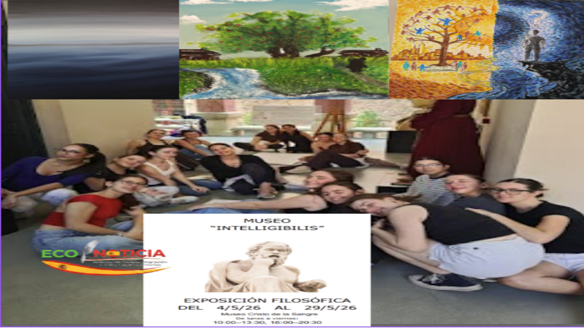 Estudiantes del IES Francisco Cascales junto al cartel de su exposición filosófica Museo Intelligibilis en Murcia.