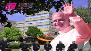 El Papa León XIV saludando sobreimpresionado ante la fachada de la sede de la Conferencia Episcopal Española durante su viaje apostólico.