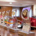 Línea de trofeos de los Premios ¡Bravo! en una mesa de conferencias