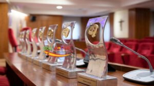 Línea de trofeos de los Premios ¡Bravo! en una mesa de conferencias