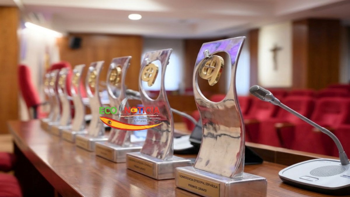 Línea de trofeos de los Premios ¡Bravo! en una mesa de conferencias