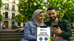 Un hombre y una mujer mirando una guía de derechos en España en el móvil - ECO NOTICIA