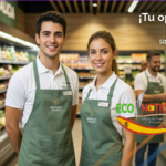 Dos empleados sonrientes con delantal verde en la sección de frescos de un supermercado de Galicia para ilustrar la oferta de empleo en España donde se buscan 500 trabajadores para supermercados.