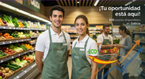 Dos empleados sonrientes con delantal verde en la sección de frescos de un supermercado de Galicia para ilustrar la oferta de empleo en España donde se buscan 500 trabajadores para supermercados.