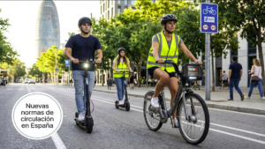 Ciclistas y usuarios de patinetes eléctricos circulan por una vía urbana en España bajo las nuevas normas de circulación impulsadas por la DGT.