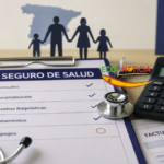 Documento de seguro de salud en España con copagos, cobertura médica y herramientas de cálculo sobre una mesa de oficina