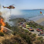 Incendios forestales en Madrid con equipos de emergencia trabajando mientras España mantiene la alerta por el calor extremo y la vigilancia ambiental.