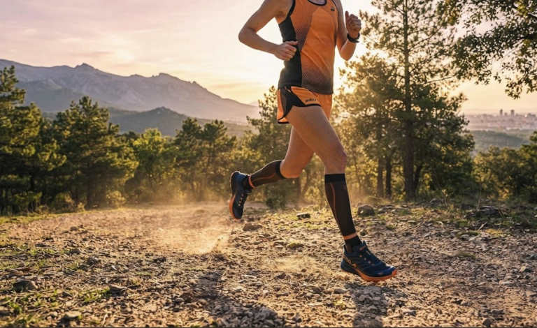 Guía definitiva: cómo elegir zapatillas de running y mejorar tu rendimiento 6 Corredora profesional usando zapatillas de running Bikila en un sendero de montaña al atardecer.