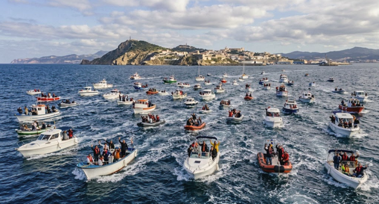 Flotilla de embarcaciones navegando hacia Ceuta durante la Armada Solidaria
