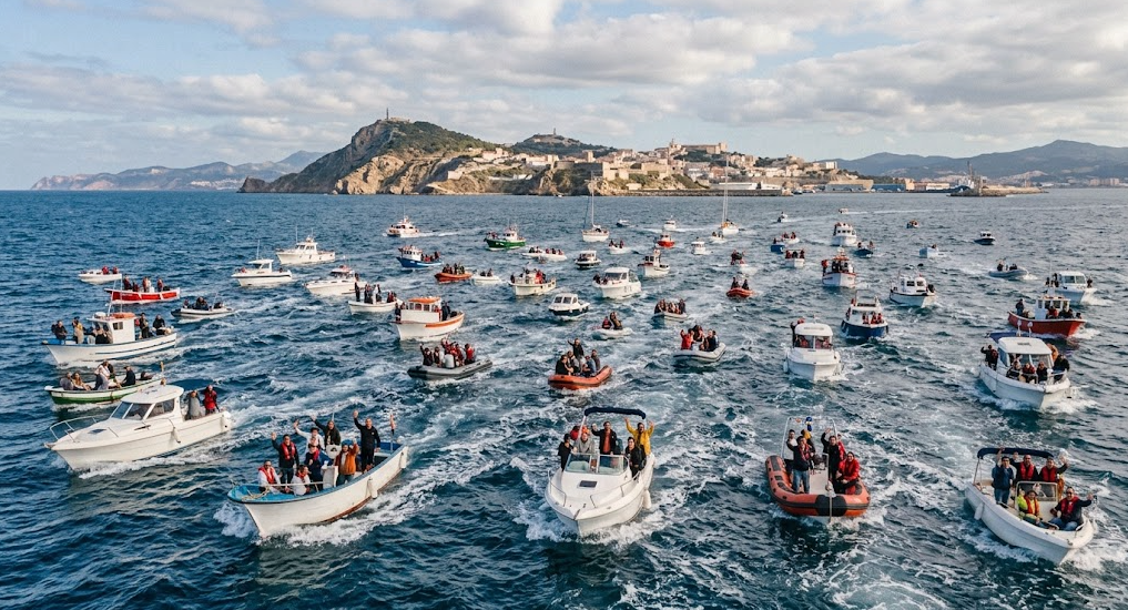 Flotilla de embarcaciones navegando hacia Ceuta durante la Armada Solidaria