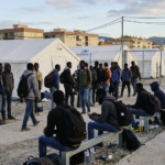 Migrantes subsaharianos esperan en un centro de acogida de Ceuta