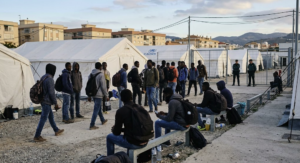 Migrantes subsaharianos esperan en un centro de acogida de Ceuta