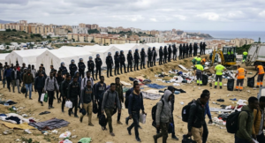 Desalojo de inmigrantes en Loma Colmenar durante la crisis en Ceuta