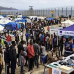 Migrantes en una playa de Ceuta durante la crisis migratoria
