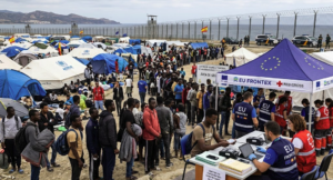 Migrantes en una playa de Ceuta durante la crisis migratoria
