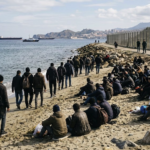 Migrantes en una playa de Ceuta durante la crisis migratoria