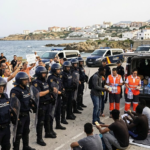 Crisis migratoria en Ceuta con protestas, policía y ayuda humanitaria