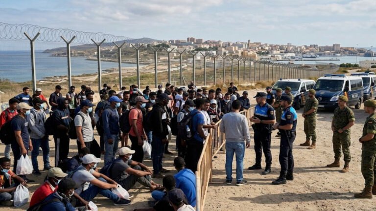 Crisis migratoria en Ceuta: España afronta nuevas tensiones dentro de la UE 4 Crisis migratoria en Ceuta con migrantes y fuerzas de seguridad españolas en la frontera