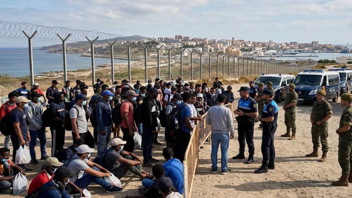 Crisis migratoria en Ceuta: España afronta nuevas tensiones dentro de la UE 1 Crisis migratoria en Ceuta con migrantes y fuerzas de seguridad españolas en la frontera