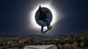 Danny Leon realiza un salto de skate durante un eclipse solar en España