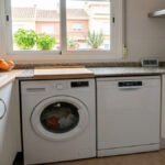Lavadora, lavavajillas y horno en una cocina durante las horas más baratas de consumo eléctrico