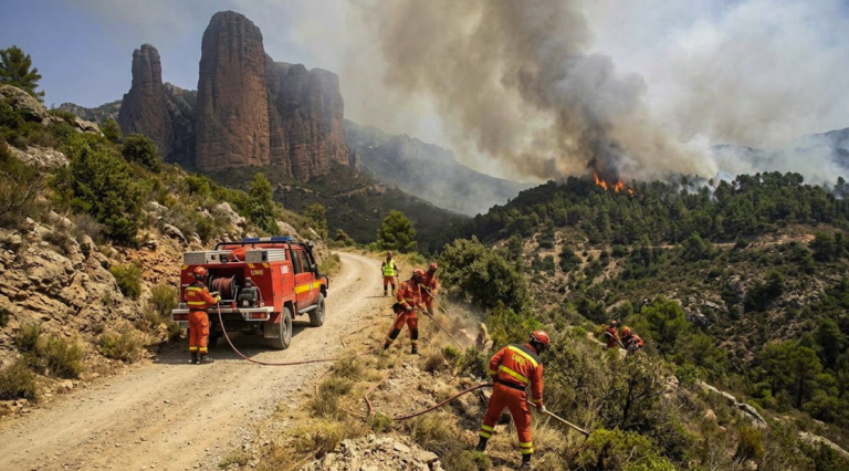 Equipos de emergencia combaten el incendio de Las Peñas de Riglos en Huesca