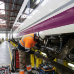 Trabajador de Renfe realizando tareas de mantenimiento en un tren