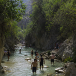 Río Chíllar en Nerja con visitantes durante la temporada turística